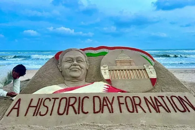 বালির ভাস্কর্য দিয়ে চিহ্নিত হল রাষ্ট্রপতি দ্রৌপদি মুর্মুর শপথ গ্রহণের দিন