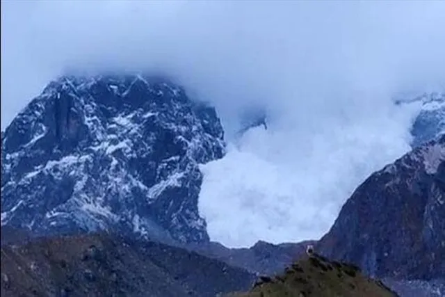কেদারনাথ মন্দিরের কাছে তুষার ধস, দেখুন ভিডিও