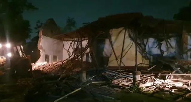 রেলের জমিতে ৪০ বছর ধরে চলতে থাকা বেসরকারি স্কুল ভেঙে দিল রেল প্রশাসন