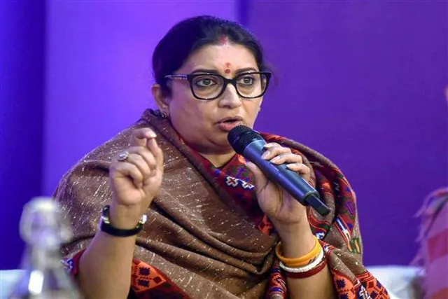 এবার স্মৃতি ইরানির নিশানায় গান্ধী পরিবার