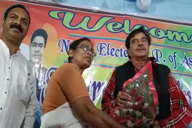 আসানসোলে ফিরলেন শত্রুঘ্ন