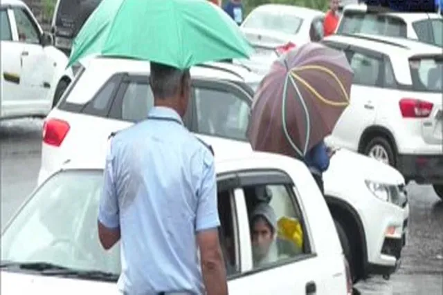 ভারী বৃষ্টিতে জেরবার জম্মু-কাশ্মীর