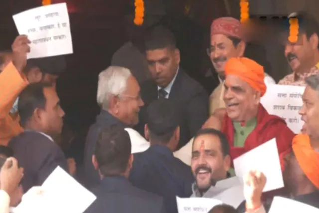 বিধানসভায় সৌজন্যের রাজনীতি, বিজেপি বিধায়কদের পিঠ চাপড়ালেন মুখ্যমন্ত্রী