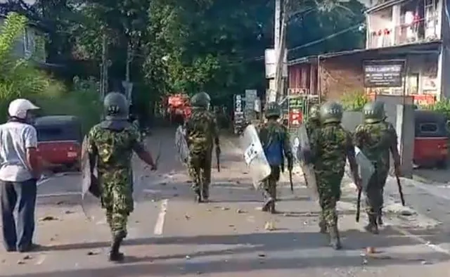 শ্রীলঙ্কায় সরকারবিরোধী সমাবেশের আগে জারি  কারফিউ