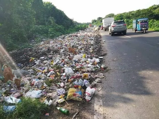 মূর্তিতে যাওয়ার রাজ্য সড়কে ফেলা হচ্ছে আবর্জনা!