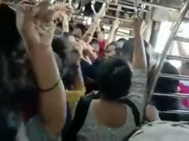 লোকাল ট্রেনে মহিলা যাত্রীদের হাতাহাতি, দেখুন ভিডিও