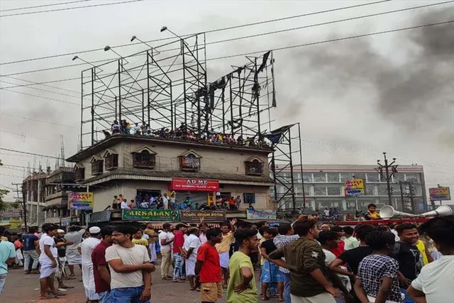 ১০ ঘণ্টার বেশি সময় ধরে অবরোধ, একাধিক পথে যেতে গিয়ে দুর্ভোগে সাধারণ মানুষ