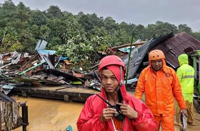 ইন্দোনেশিয়ায় ভূমিধসে নিহতের সংখ্যা বেড়ে ৩০