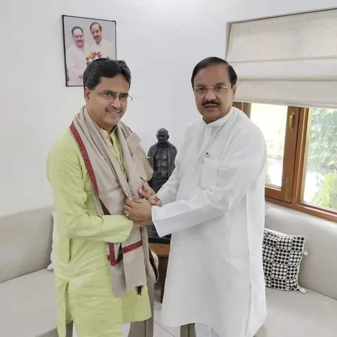 ত্রিপুরার নবনিযুক্ত প্রভারী মহেশ শর্মার সঙ্গে দেখা করলেন মানিক সাহা