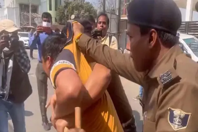 চাকরির দাবিতে ধুন্ধুমার পরিস্থিতি, বিক্ষোভকারীদের ওপর লাঠিচার্জ পুলিশের