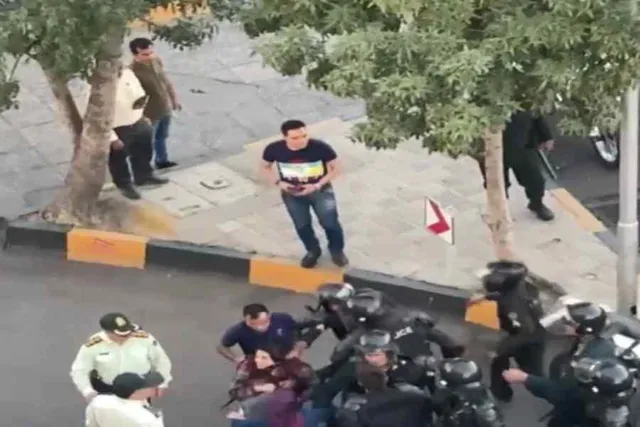 ইরান বিক্ষোভ, বিক্ষোভকারী নারীকে তুলে আছাড় পুলিশের- দেখুন ভিডিও