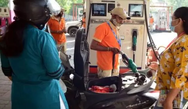 এক লাফে ৮ জেলায় বাড়ল পেট্রোলের দাম, ঊর্ধ্বমুখী ডিজেলও