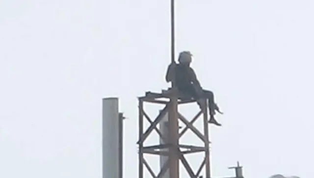 স্ত্রীর বাড়ি ফেরার দাবিতে মোবাইলের টাওয়ারে চড়ে বসলেন মত্ত ব্যক্তি