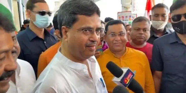 আগরতলা শহরে জাতীয় পতাকা কিনলেন মানিক সাহা