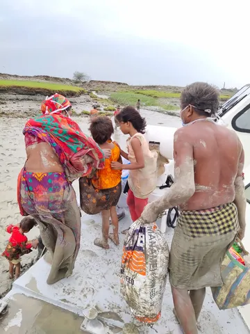 ঝড় কবলিত জায়গা থেকে উদ্ধারে ভারতীয় কোস্টগার্ড
