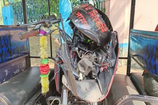 বাস ও বাইকের মুখোমুখি সংঘর্ষ, গুরুতর আহত ২১ বছরের যুবক