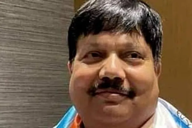 ফেজ টুপি পরে নমাজে অর্জুন