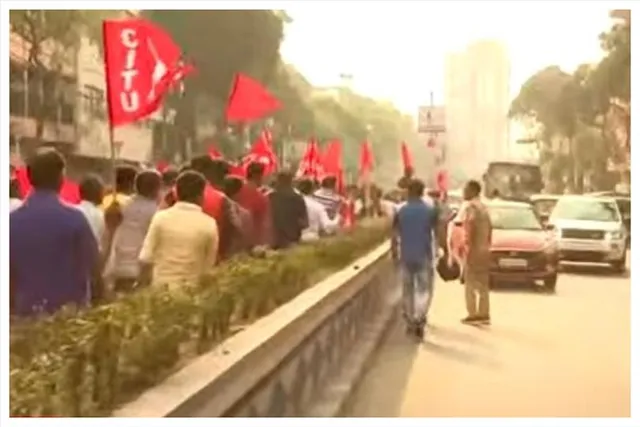 সিটুর মিছিলে তুলকালাম কাণ্ড, গাড়িতে চলল ভাঙচুর