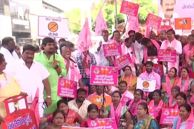 গ্যাসের দাম বাড়ায় তেলেঙ্গানায় বিক্ষোভ