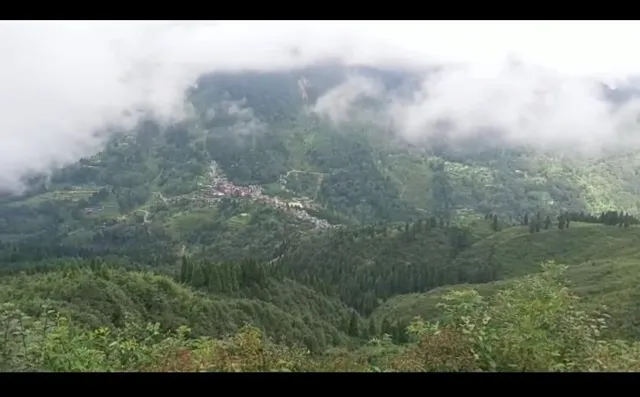 মেঘের ঘনঘটা, দেখুন পাহাড়ের কিছু মনোরম দৃশ্য