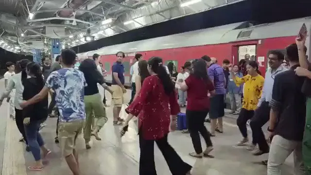 সময়ের আগেই প্ল্যাটফর্মে পৌঁছলো ট্রেন, খুশিতে গর্বা পরিবেশন যাত্রীদের