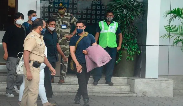 বালিশ হাতে ক্যামেরাবন্দী আমির খান, দেখুন ছবি