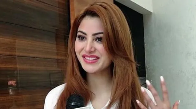 ইরানি নারী বিক্ষোভকারীদের সমর্থনে চুল কাটলেন ঊর্বশী রাউতেলা