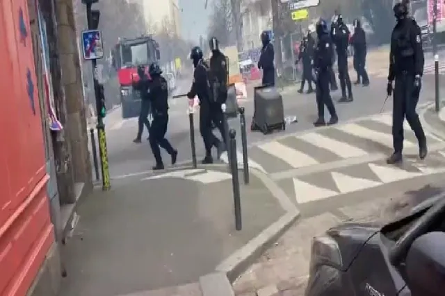 ফ্রান্সের পার্লামেন্টের সামনে থেকে বিক্ষোভ সরাতে অগ্রসর হয়েছে ফরাসি পুলিশ