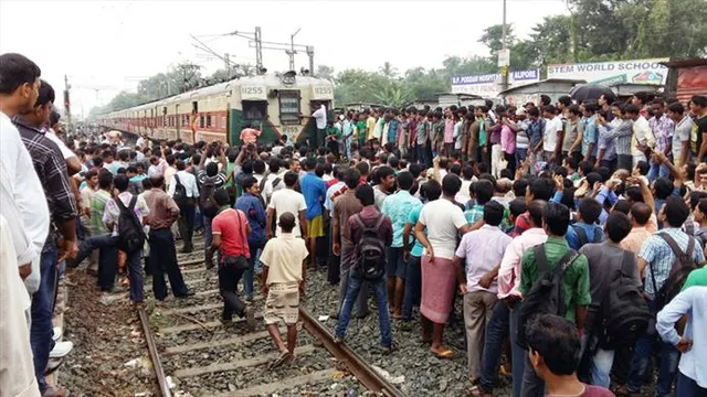 নলপুর স্টেশনে সকাল সকাল রেল অবরোধে ভোগান্তি