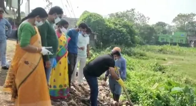 সাতসকালে কোদাল হাতে চন্দ্রকোনা পৌর এলাকায় সাফাই অভিযানে ঘাটাল মহকুমাশাসক