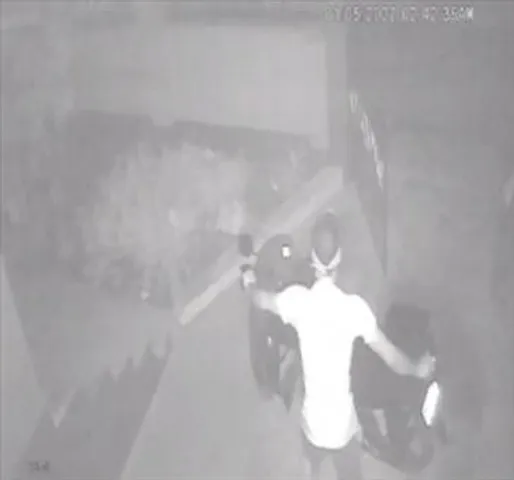 ডেবরায় বাইক চুরির ভিডিও ধরা পড়লো সিসিটিভিতে, দেখুন ভিডিও