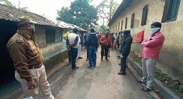 বিষ খেয়ে আত্মঘাতী একই পরিবারের তিন সদস্য