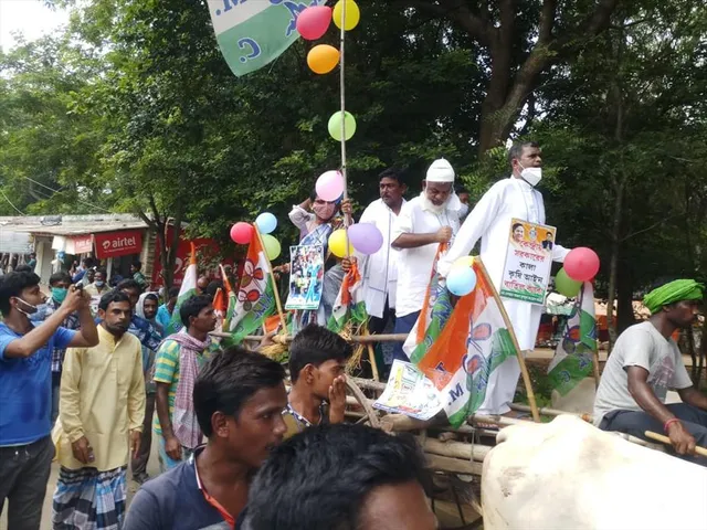 পেট্রোপণ্যের  মূল্যবৃদ্ধির প্রতিবাদ জানাতে প্রতিমন্ত্রী চড়লেন গরুর গাড়িতে