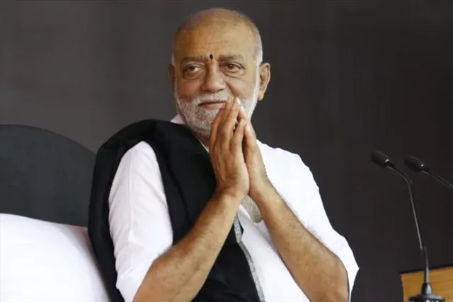 যুদ্ধে ক্ষতিগ্রস্তদের ১.২৫ কোটি টাকা সাহায্য মোরারি বাপুর