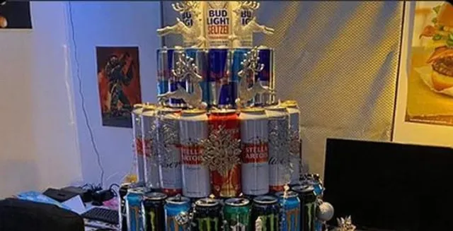 ১৮২ টি বিয়ারের ক্যান দিয়ে তৈরি হল ক্রিসমাস ট্রি