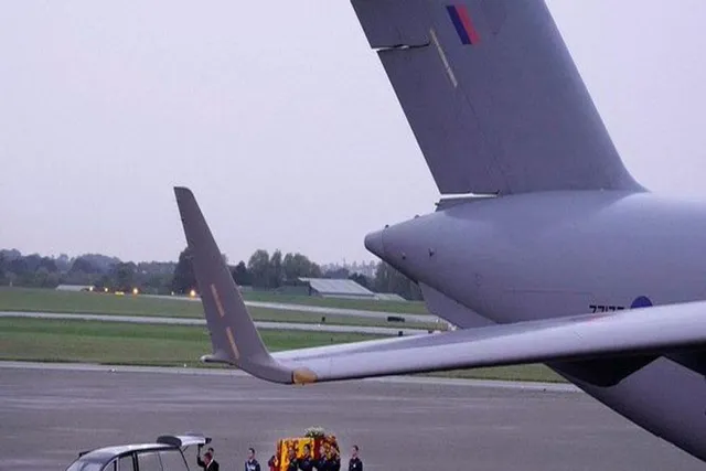 রানীর শব বহনকারী বিমানের দিকে নজর ছিল ৬০ লক্ষ মানুষের