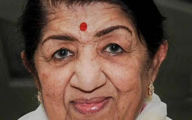 স্বাভাবিক ছন্দে ফিরছেন লতা মঙ্গেশকর