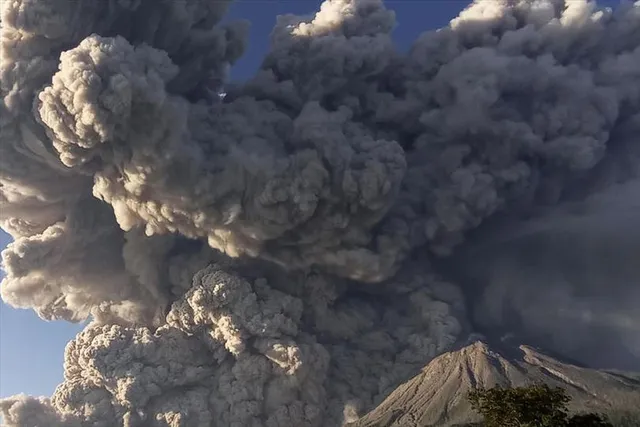 আগ্নেয়গিরিকে কেন্দ্র করে ক্রমে বাড়ছে বিস্ময়