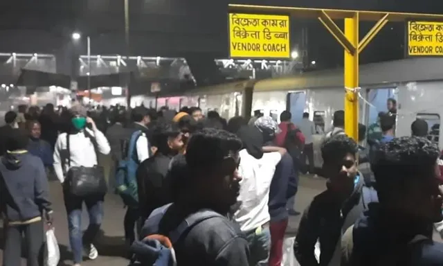 ভদ্রেশ্বরে প্যান্টোগ্রাফ ভেঙে বন্ধ ট্রেন