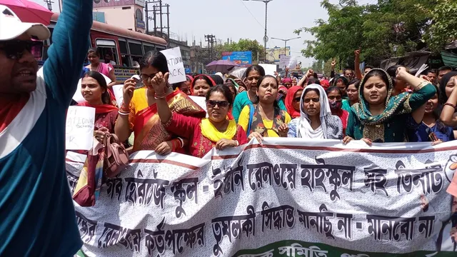 রেলের স্কুল বন্ধ হওয়াকে কেন্দ্র করে আসানসোলে বিক্ষোভ