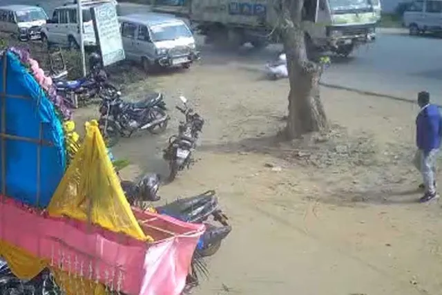 বেপরোয়া ট্রাকের গতির বলি পথচারী