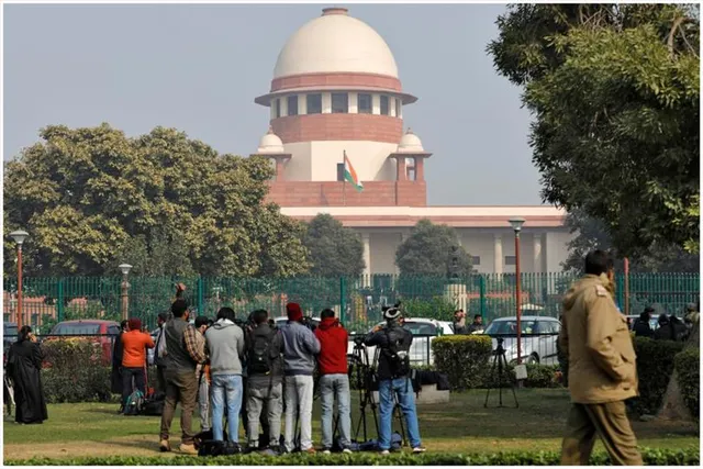 সুপ্রিম কোর্টের বাইরে অগ্নিদগ্ধ ব্যক্তি, ভর্তি হাসপাতালে