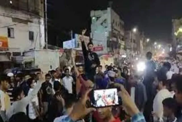 রাত পেরিয়ে ভোর হতে চলেছে, তবে বিক্ষোভ এখনও চলছে