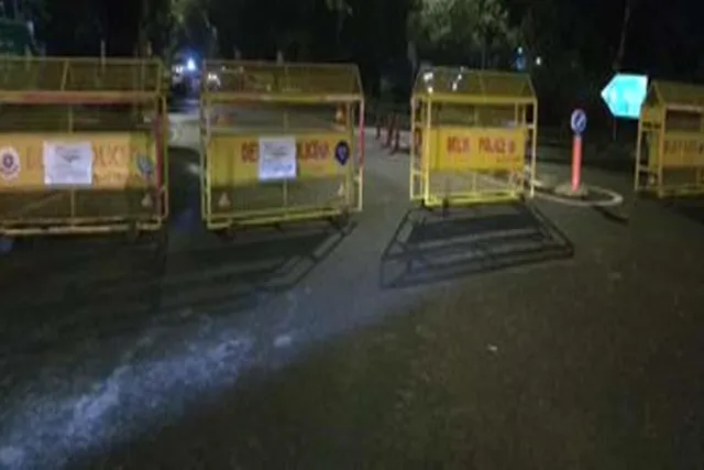 রাতের অন্ধকারে আকবর রোড ঘিরে ফেলল দিল্লি পুলিশ