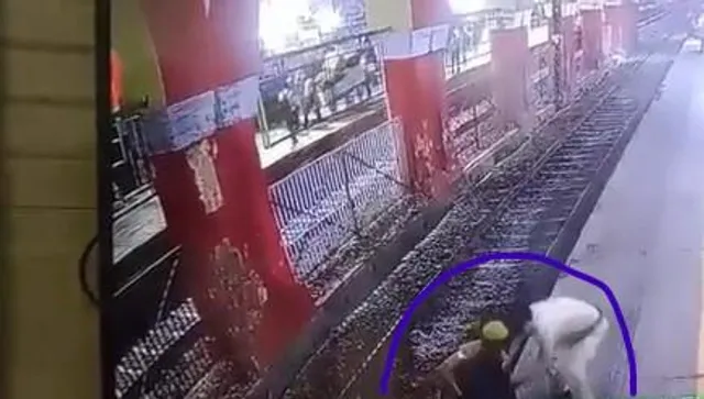 রেললাইনে শুয়ে আত্মহত্যার চেষ্টা যুবকের, তারপর…