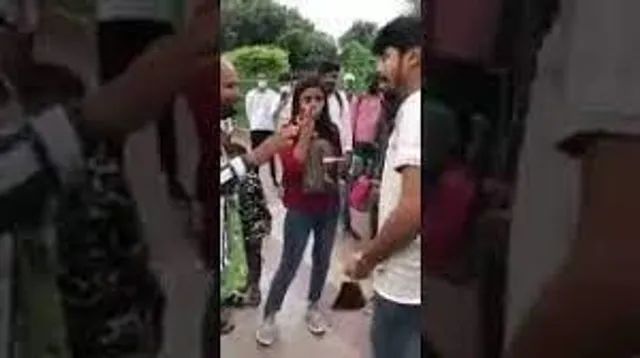 প্রকাশ্য রাস্তায় যুবককে ধরে চড় যুবতীর,তারপর কি হল দেখুন