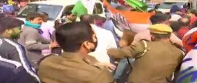 নেতাজি ইনডোরের সামনে উত্তেজনা