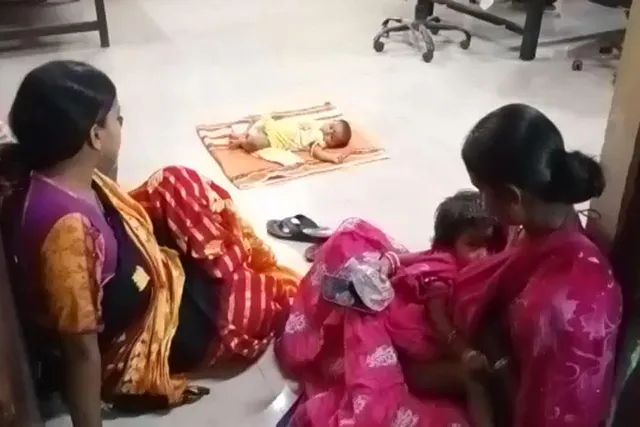 দুই মাসের কন্যা সন্তানকে নিয়ে ধর্নায় মা