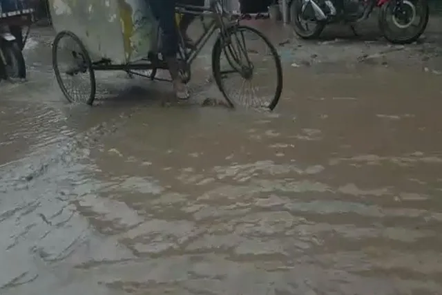 প্রবল বৃষ্টিতে নাজেহাল ওপার বাংলা