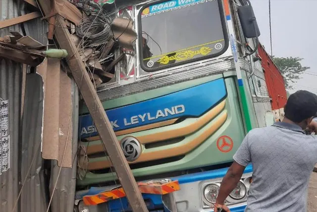 গাড়ীর ধাক্কায় গুড়িয়ে গেলো কয়েকটি দোকান